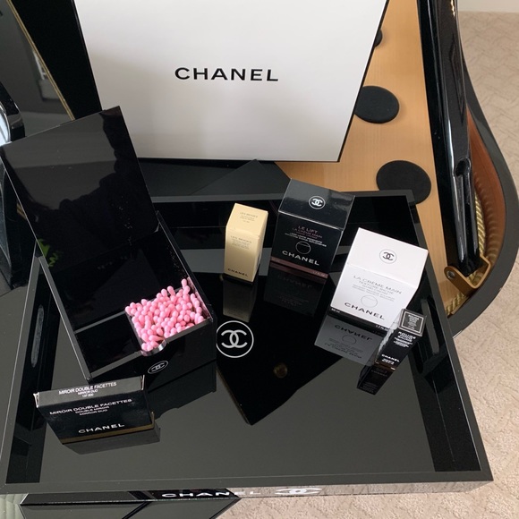CHANEL | Vanity / Cosmetic Essentials - Picture 7 of 13
